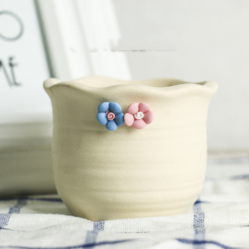 Dekorativer Keramik Blumentopf mit Blumenverzierung