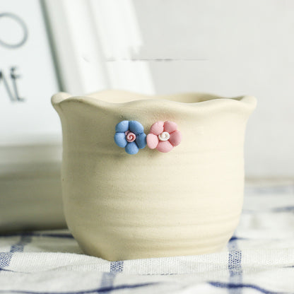 Dekorativer Keramik Blumentopf mit Blumenverzierung