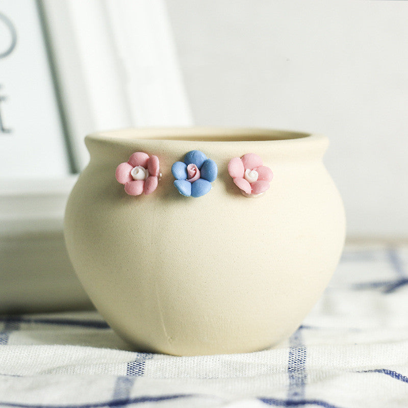 Dekorativer Keramik Blumentopf mit Blumenverzierung