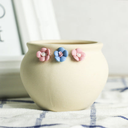 Dekorativer Keramik Blumentopf mit Blumenverzierung
